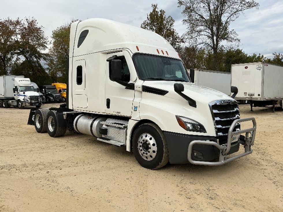 Sleeper Tractor-Heavy Duty Tractors-Freightliner-2022-T12664ST-Asheville-NC-342,806\n\t\tmiles-$ 84,250 - Image 1