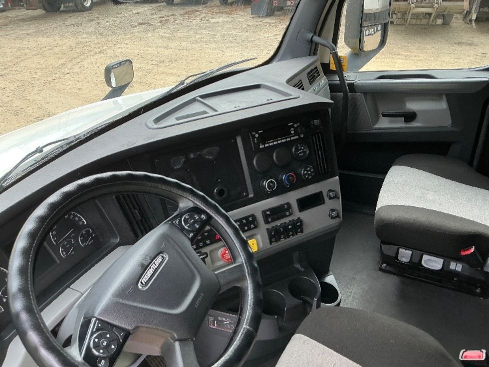 Sleeper Tractor-Heavy Duty Tractors-Freightliner-2022-T12664ST-Asheville-NC-342,806\n\t\tmiles-$ 84,250 - Image 10