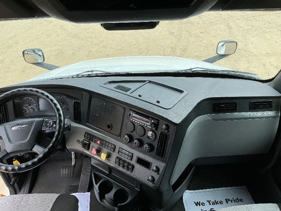 Sleeper Tractor-Heavy Duty Tractors-Freightliner-2022-T12664ST-Asheville-NC-342,806\n\t\tmiles-$ 84,250 - Image 12