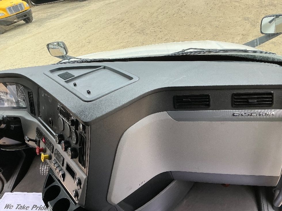 Sleeper Tractor-Heavy Duty Tractors-Freightliner-2022-T12664ST-Asheville-NC-342,806\n\t\tmiles-$ 84,250 - Image 14