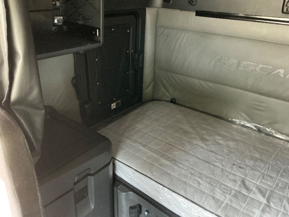 Sleeper Tractor-Heavy Duty Tractors-Freightliner-2022-T12664ST-Asheville-NC-342,806\n\t\tmiles-$ 84,250 - Image 19