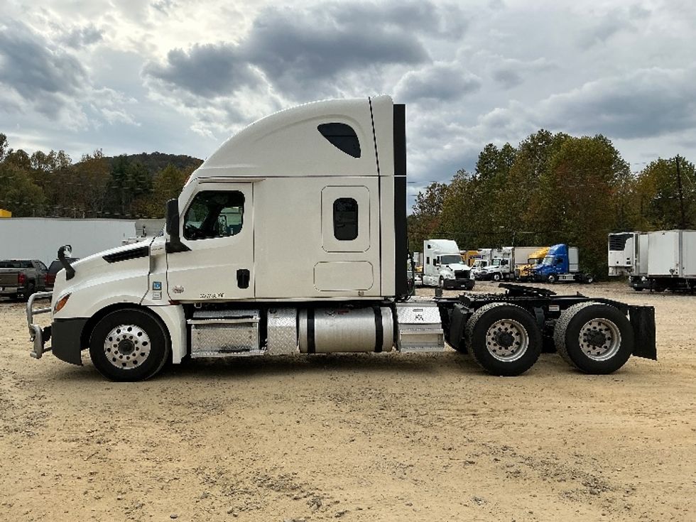 Sleeper Tractor-Heavy Duty Tractors-Freightliner-2022-T12664ST-Asheville-NC-342,806\n\t\tmiles-$ 84,250 - Image 4