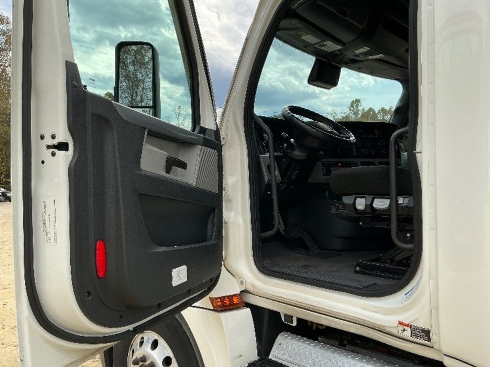 Sleeper Tractor-Heavy Duty Tractors-Freightliner-2022-T12664ST-Asheville-NC-342,806\n\t\tmiles-$ 84,250 - Image 9