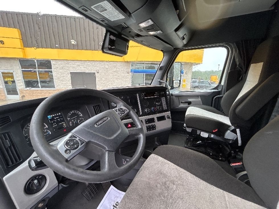 Sleeper Tractor-Heavy Duty Tractors-Freightliner-2022-T12664ST-Ashland-VA-520,031\n\t\tmiles-$ 68,750 - Image 10