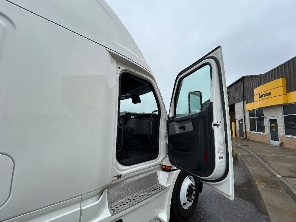 Sleeper Tractor-Heavy Duty Tractors-Freightliner-2022-T12664ST-Ashland-VA-520,031\n\t\tmiles-$ 68,750 - Image 13