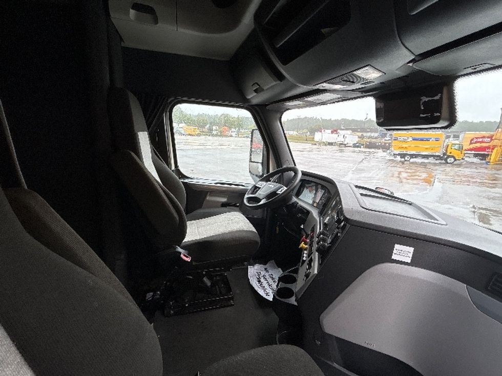 Sleeper Tractor-Heavy Duty Tractors-Freightliner-2022-T12664ST-Ashland-VA-520,031\n\t\tmiles-$ 68,750 - Image 15