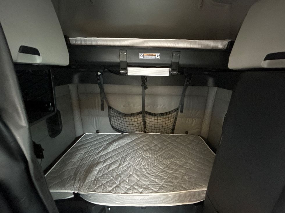 Sleeper Tractor-Heavy Duty Tractors-Freightliner-2022-T12664ST-Ashland-VA-520,031\n\t\tmiles-$ 68,750 - Image 16