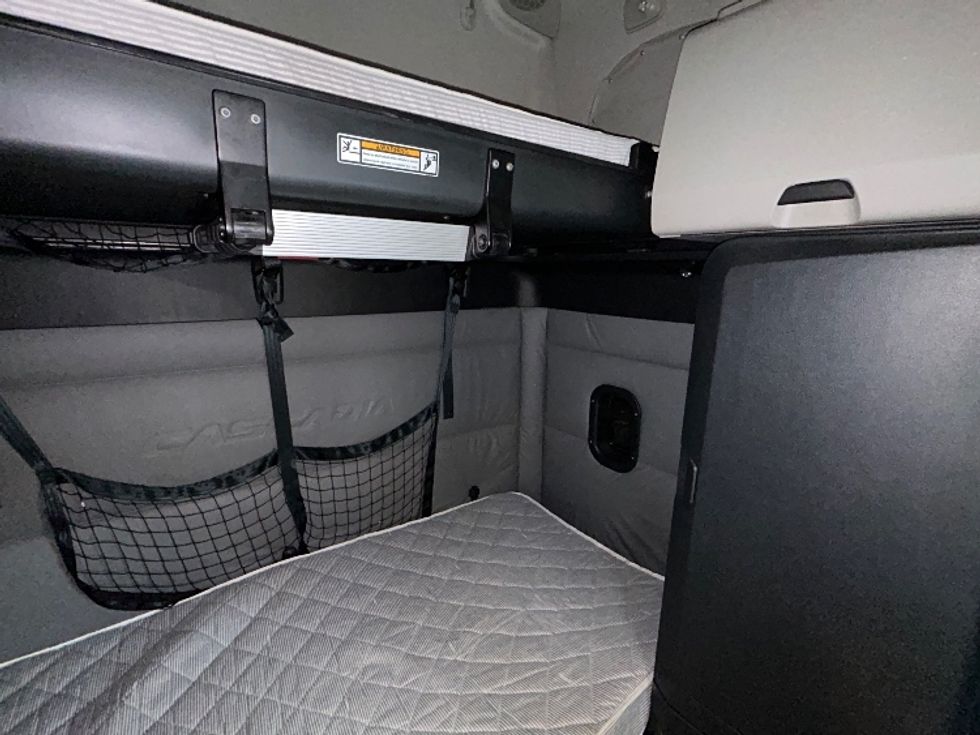 Sleeper Tractor-Heavy Duty Tractors-Freightliner-2022-T12664ST-Ashland-VA-520,031\n\t\tmiles-$ 68,750 - Image 17