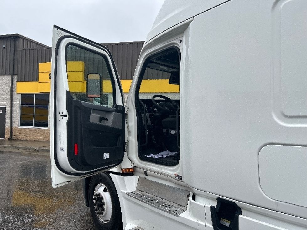 Sleeper Tractor-Heavy Duty Tractors-Freightliner-2022-T12664ST-Ashland-VA-520,031\n\t\tmiles-$ 68,750 - Image 9