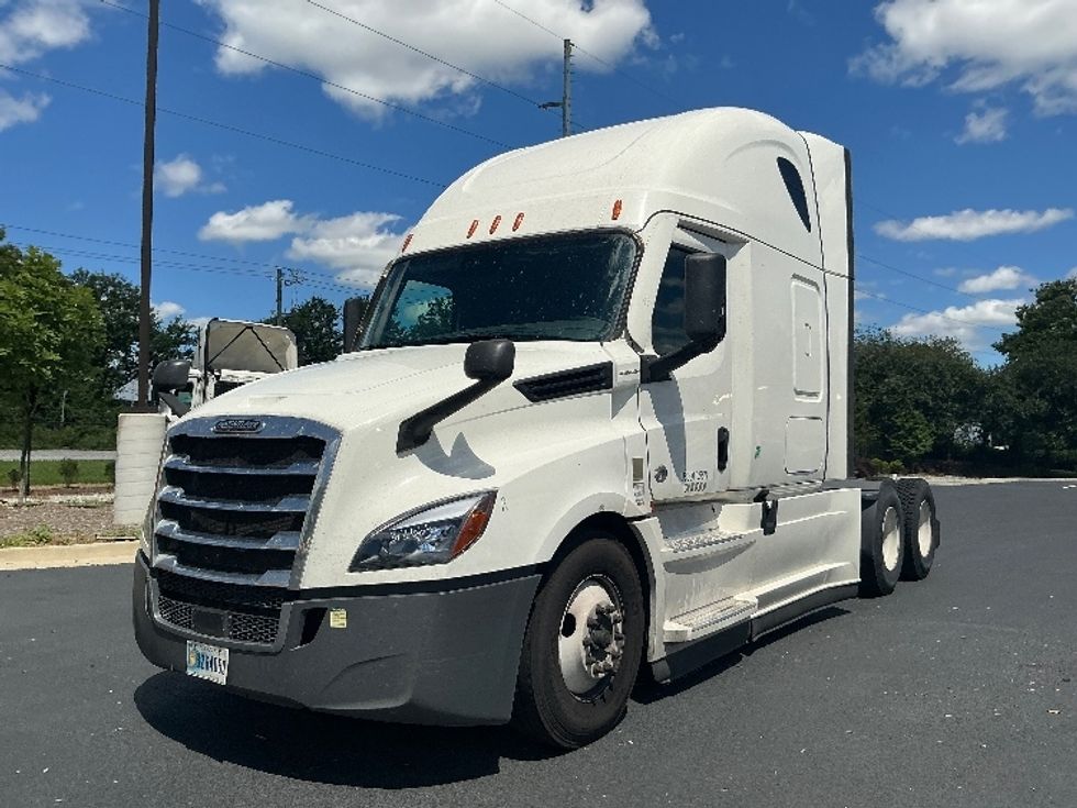 Sleeper Tractor-Heavy Duty Tractors-Freightliner-2022-T12664ST-Atlanta (Forest Park)-GA-355,346\n\t\tmiles-$ 87,000 - Image 1