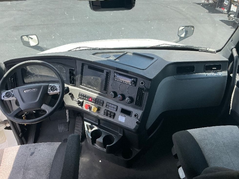 Sleeper Tractor-Heavy Duty Tractors-Freightliner-2022-T12664ST-Atlanta (Forest Park)-GA-355,346\n\t\tmiles-$ 87,000 - Image 12