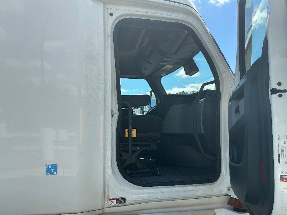 Sleeper Tractor-Heavy Duty Tractors-Freightliner-2022-T12664ST-Atlanta (Forest Park)-GA-355,346\n\t\tmiles-$ 87,000 - Image 13