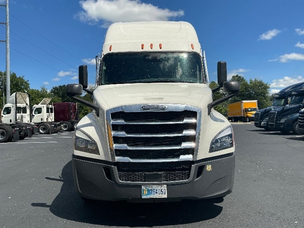 Sleeper Tractor-Heavy Duty Tractors-Freightliner-2022-T12664ST-Atlanta (Forest Park)-GA-355,346\n\t\tmiles-$ 87,000 - Image 2