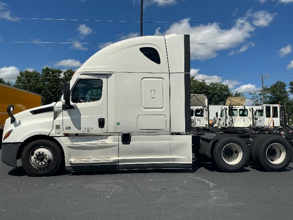 Sleeper Tractor-Heavy Duty Tractors-Freightliner-2022-T12664ST-Atlanta (Forest Park)-GA-355,346\n\t\tmiles-$ 87,000 - Image 4