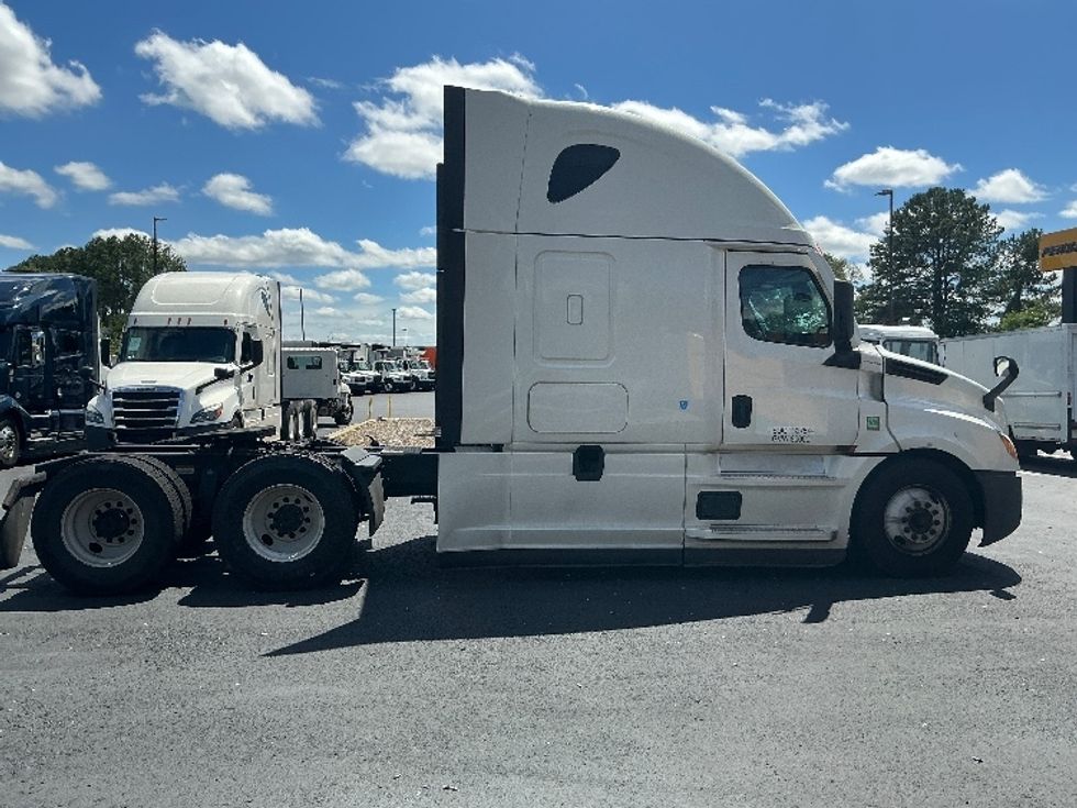 Sleeper Tractor-Heavy Duty Tractors-Freightliner-2022-T12664ST-Atlanta (Forest Park)-GA-355,346\n\t\tmiles-$ 87,000 - Image 8