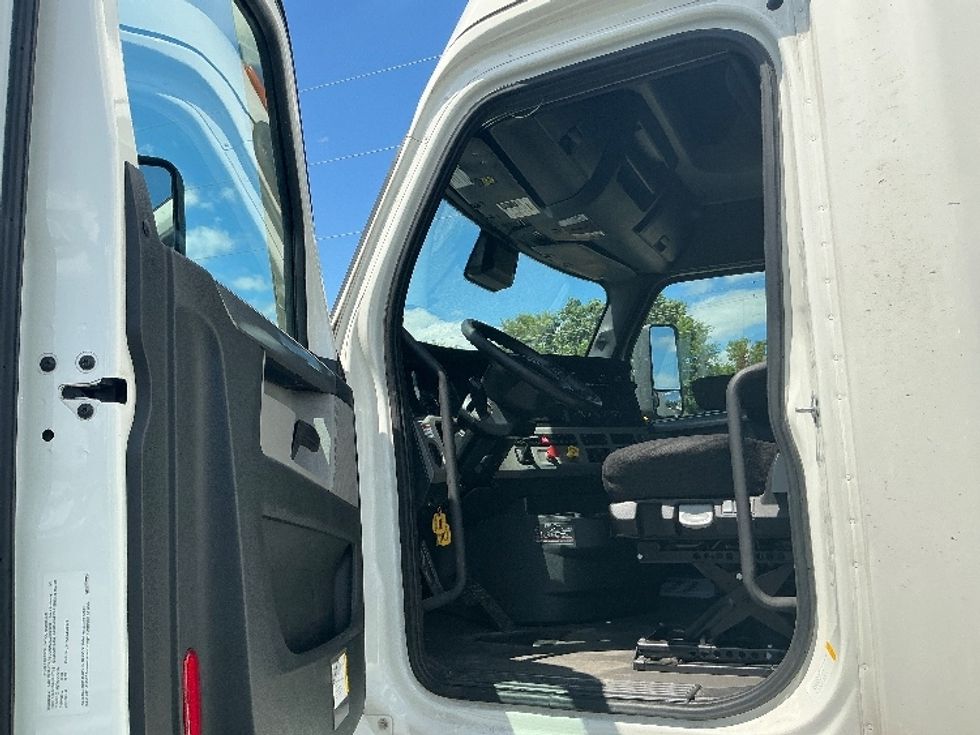Sleeper Tractor-Heavy Duty Tractors-Freightliner-2022-T12664ST-Atlanta (Forest Park)-GA-355,346\n\t\tmiles-$ 87,000 - Image 9