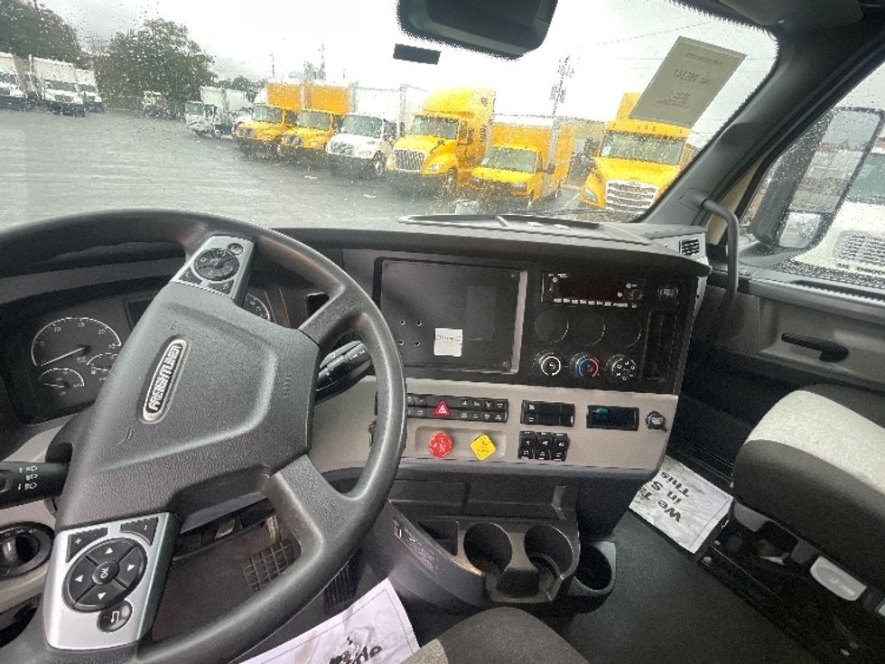 Sleeper Tractor-Heavy Duty Tractors-Freightliner-2022-T12664ST-Atlanta (Forest Park)-GA-419,397\n\t\tmiles-$ 79,250 - Image 10