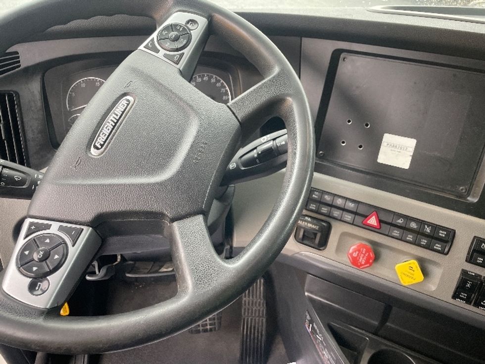 Sleeper Tractor-Heavy Duty Tractors-Freightliner-2022-T12664ST-Atlanta (Forest Park)-GA-419,397\n\t\tmiles-$ 79,250 - Image 11