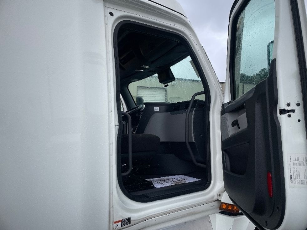 Sleeper Tractor-Heavy Duty Tractors-Freightliner-2022-T12664ST-Atlanta (Forest Park)-GA-419,397\n\t\tmiles-$ 79,250 - Image 13