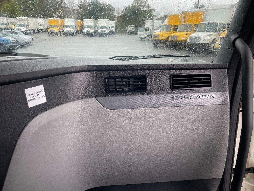 Sleeper Tractor-Heavy Duty Tractors-Freightliner-2022-T12664ST-Atlanta (Forest Park)-GA-419,397\n\t\tmiles-$ 79,250 - Image 14