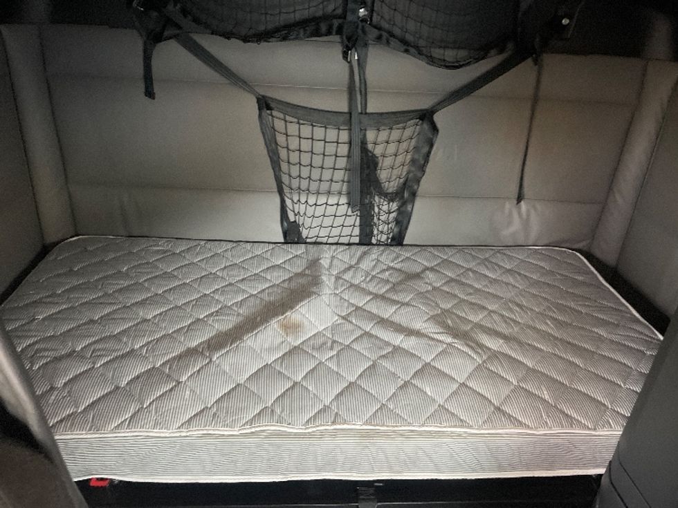 Sleeper Tractor-Heavy Duty Tractors-Freightliner-2022-T12664ST-Atlanta (Forest Park)-GA-419,397\n\t\tmiles-$ 79,250 - Image 16