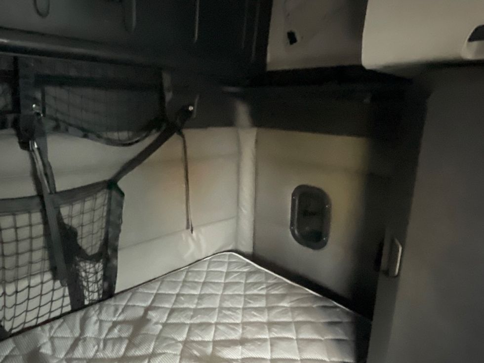 Sleeper Tractor-Heavy Duty Tractors-Freightliner-2022-T12664ST-Atlanta (Forest Park)-GA-419,397\n\t\tmiles-$ 79,250 - Image 18