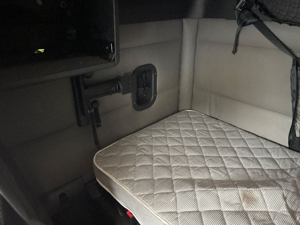 Sleeper Tractor-Heavy Duty Tractors-Freightliner-2022-T12664ST-Atlanta (Forest Park)-GA-419,397\n\t\tmiles-$ 79,250 - Image 19