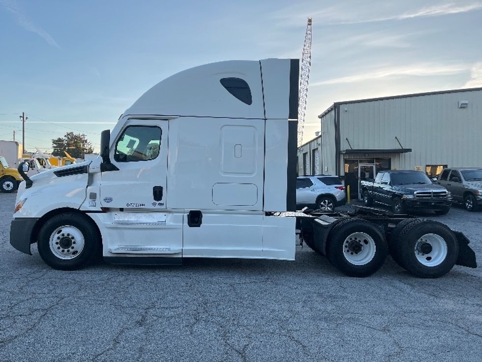 Sleeper Tractor-Heavy Duty Tractors-Freightliner-2022-T12664ST-Atlanta (Forest Park)-GA-419,397\n\t\tmiles-$ 79,250 - Image 4