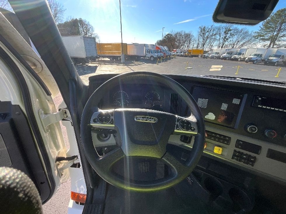 Sleeper Tractor-Heavy Duty Tractors-Freightliner-2022-T12664ST-Atlanta (Forest Park)-GA-560,227\n\t\tmiles-$ 62,250 - Image 11