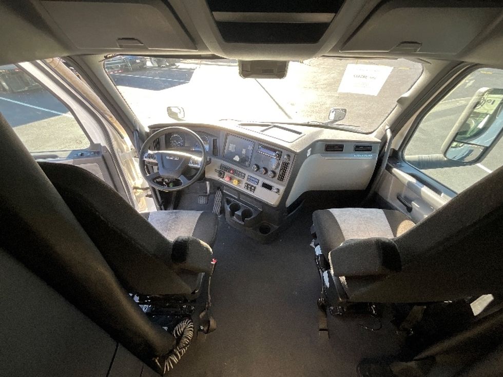 Sleeper Tractor-Heavy Duty Tractors-Freightliner-2022-T12664ST-Atlanta (Forest Park)-GA-560,227\n\t\tmiles-$ 62,250 - Image 12