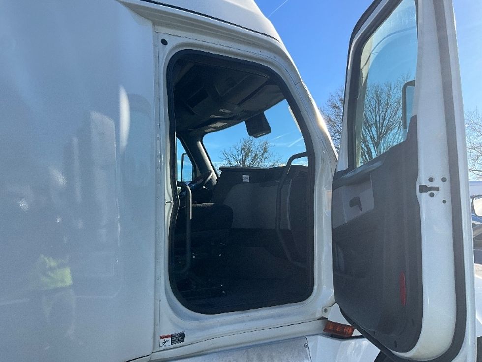 Sleeper Tractor-Heavy Duty Tractors-Freightliner-2022-T12664ST-Atlanta (Forest Park)-GA-560,227\n\t\tmiles-$ 62,250 - Image 13