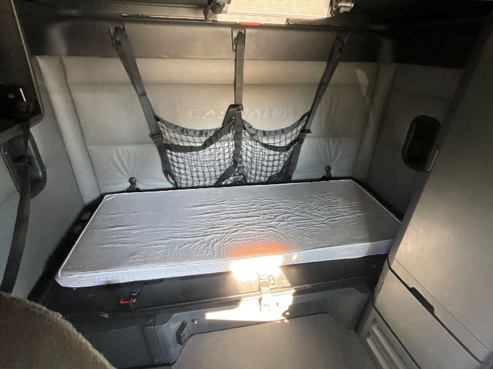 Sleeper Tractor-Heavy Duty Tractors-Freightliner-2022-T12664ST-Atlanta (Forest Park)-GA-560,227\n\t\tmiles-$ 62,250 - Image 17