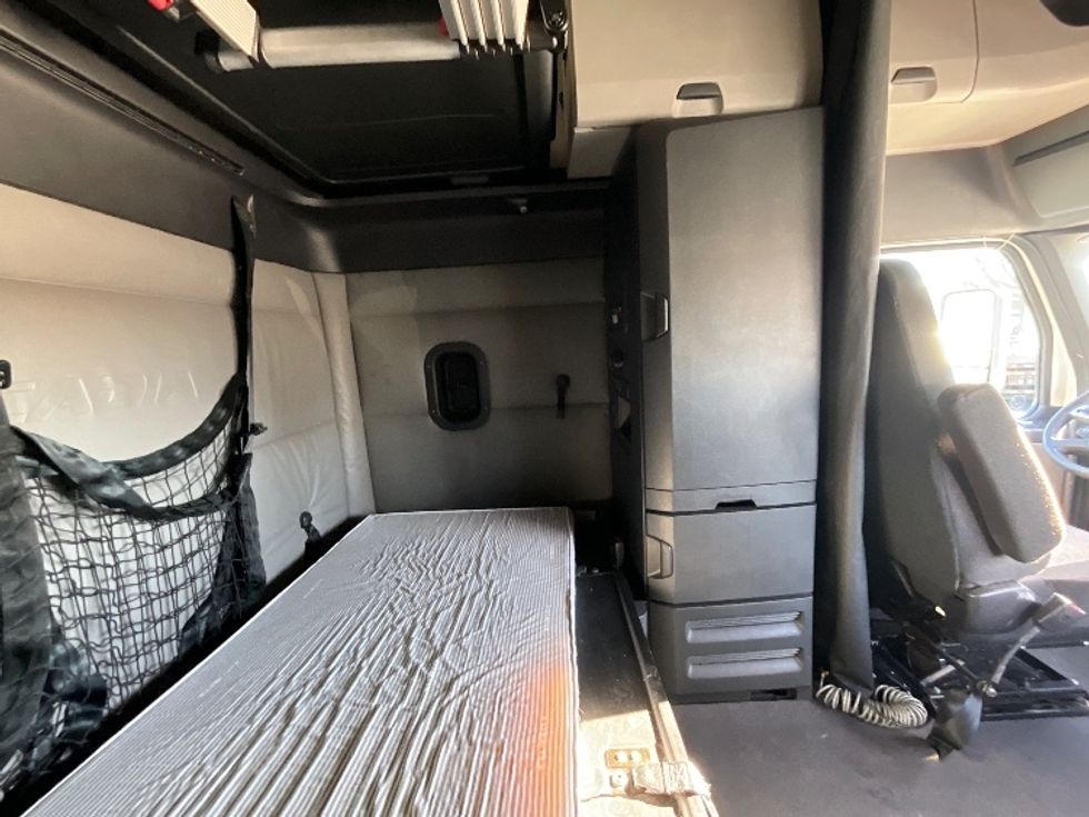 Sleeper Tractor-Heavy Duty Tractors-Freightliner-2022-T12664ST-Atlanta (Forest Park)-GA-560,227\n\t\tmiles-$ 62,250 - Image 18