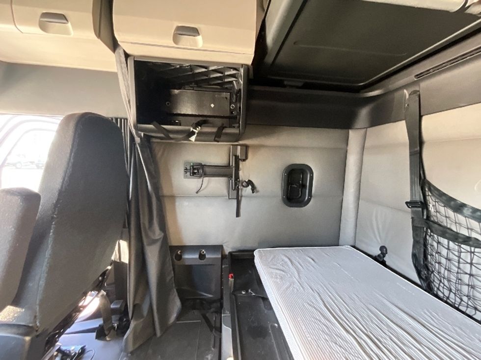 Sleeper Tractor-Heavy Duty Tractors-Freightliner-2022-T12664ST-Atlanta (Forest Park)-GA-560,227\n\t\tmiles-$ 62,250 - Image 19