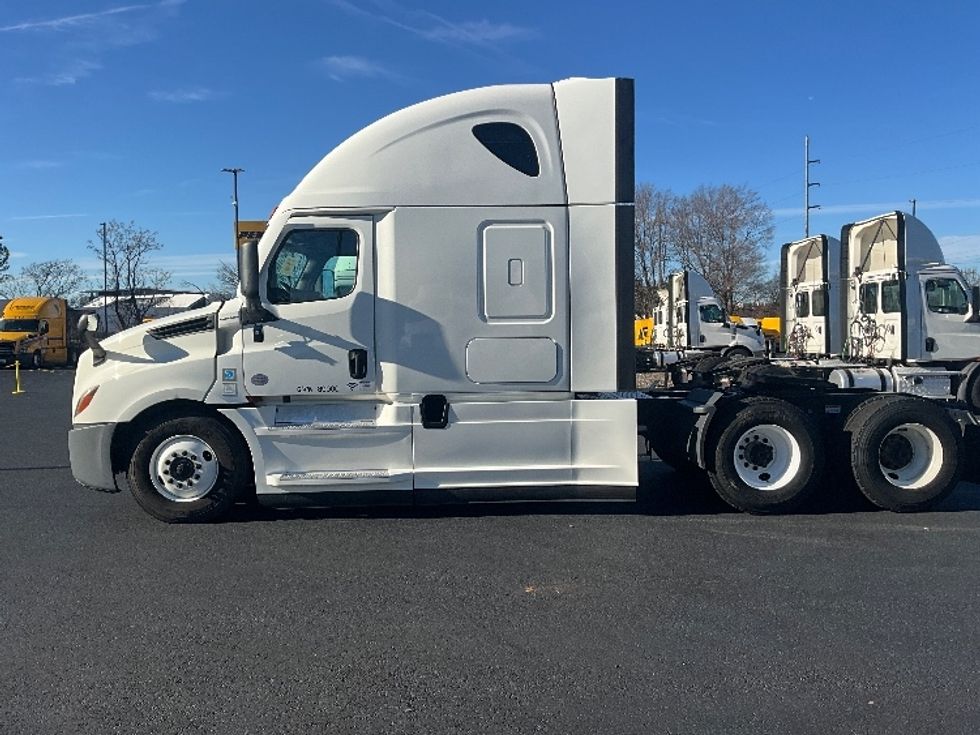 Sleeper Tractor-Heavy Duty Tractors-Freightliner-2022-T12664ST-Atlanta (Forest Park)-GA-560,227\n\t\tmiles-$ 62,250 - Image 4