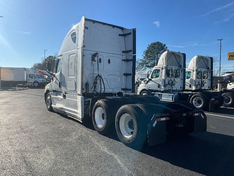 Sleeper Tractor-Heavy Duty Tractors-Freightliner-2022-T12664ST-Atlanta (Forest Park)-GA-560,227\n\t\tmiles-$ 62,250 - Image 5