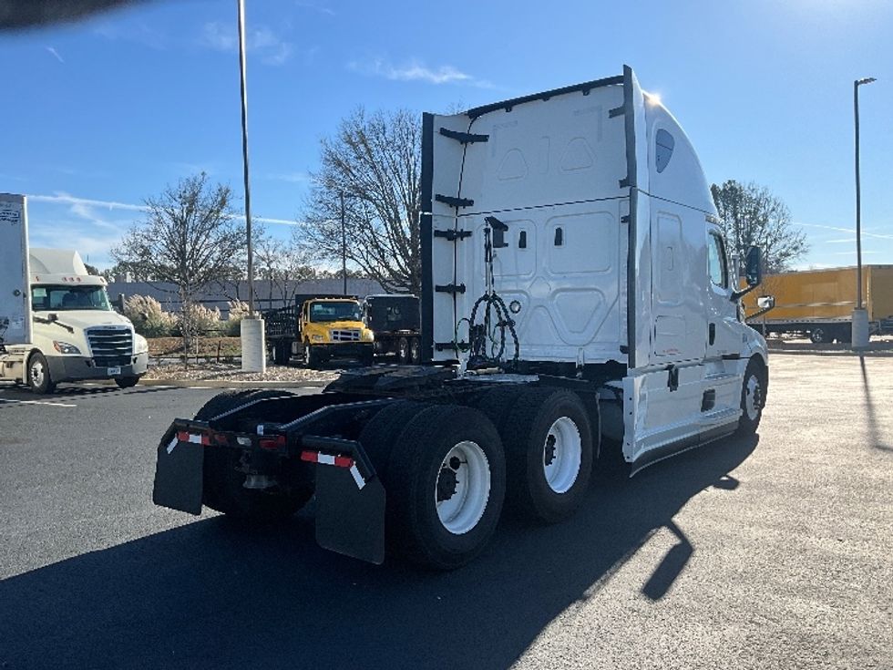 Sleeper Tractor-Heavy Duty Tractors-Freightliner-2022-T12664ST-Atlanta (Forest Park)-GA-560,227\n\t\tmiles-$ 62,250 - Image 7