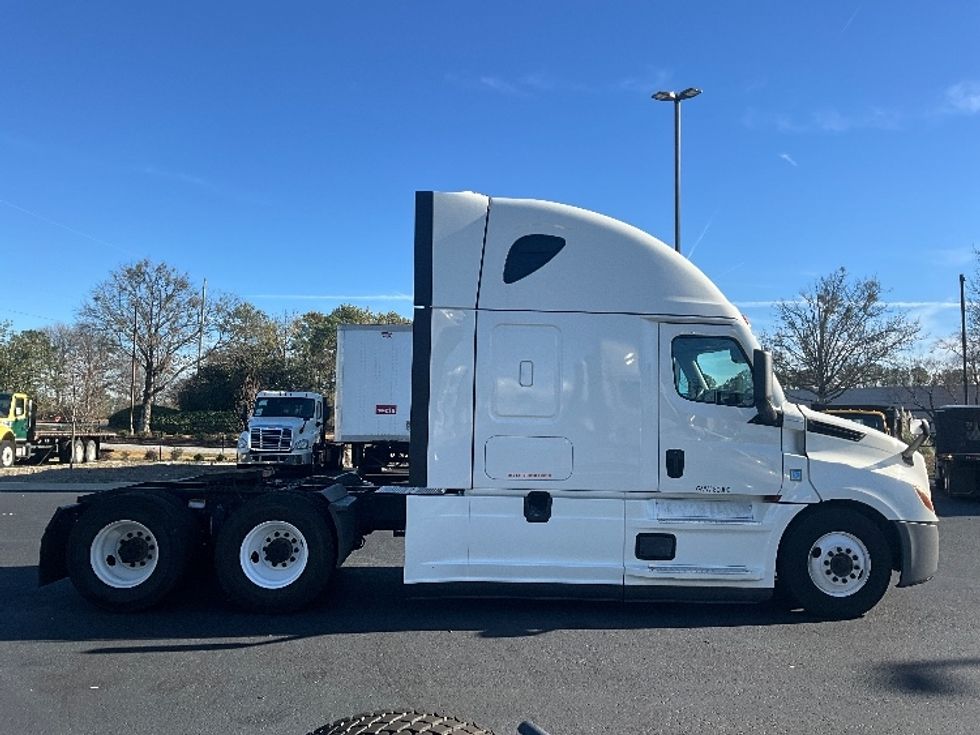 Sleeper Tractor-Heavy Duty Tractors-Freightliner-2022-T12664ST-Atlanta (Forest Park)-GA-560,227\n\t\tmiles-$ 62,250 - Image 8