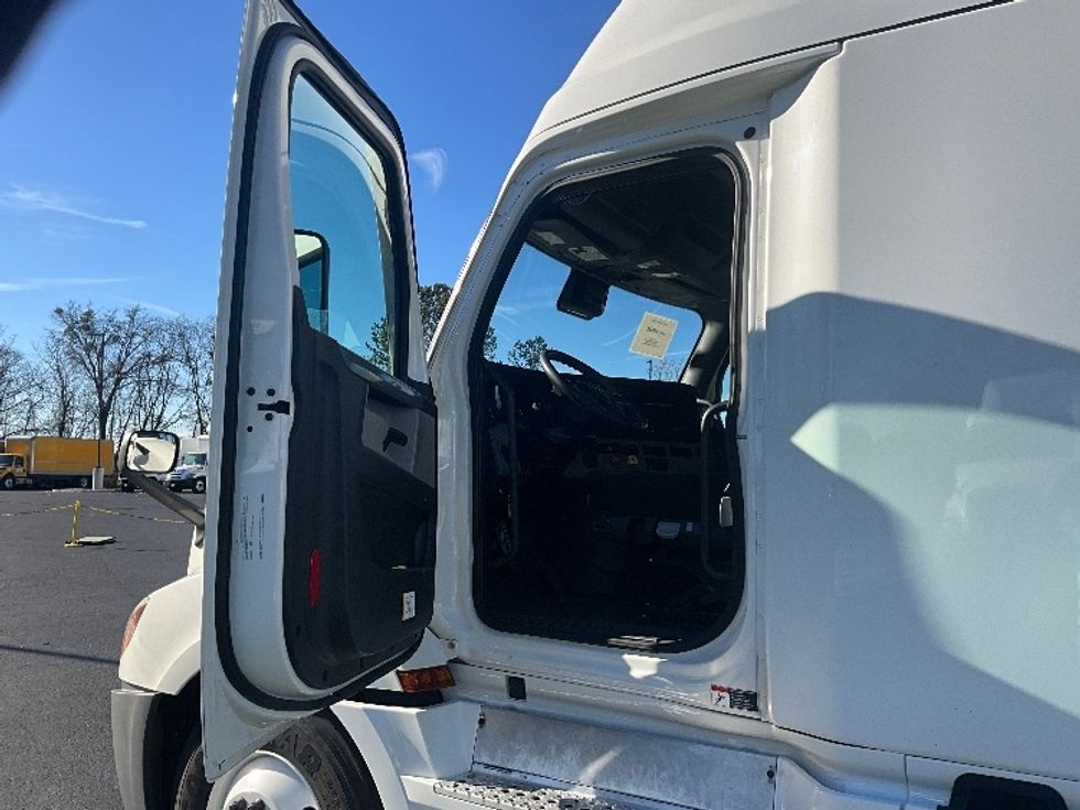 Sleeper Tractor-Heavy Duty Tractors-Freightliner-2022-T12664ST-Atlanta (Forest Park)-GA-560,227\n\t\tmiles-$ 62,250 - Image 9