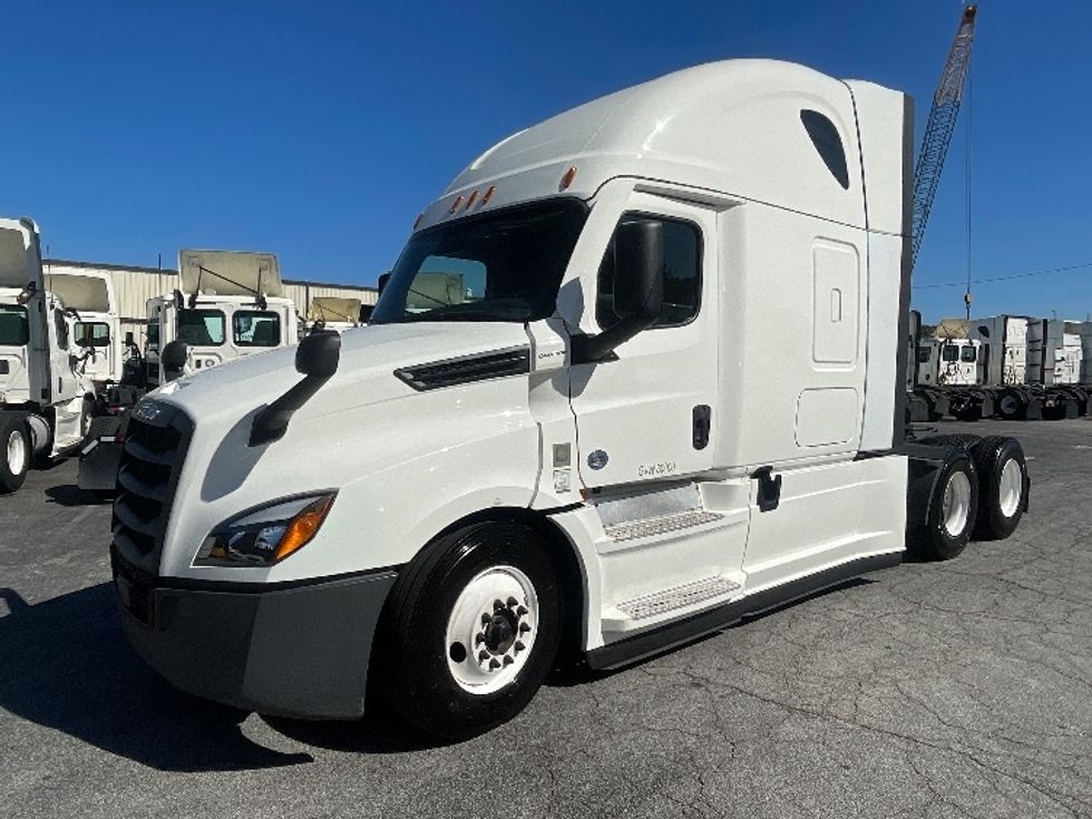 Sleeper Tractor-Heavy Duty Tractors-Freightliner-2022-T12664ST-Atlanta (Forest Park)-GA-583,997\n\t\tmiles-$ 62,750 - Image 1