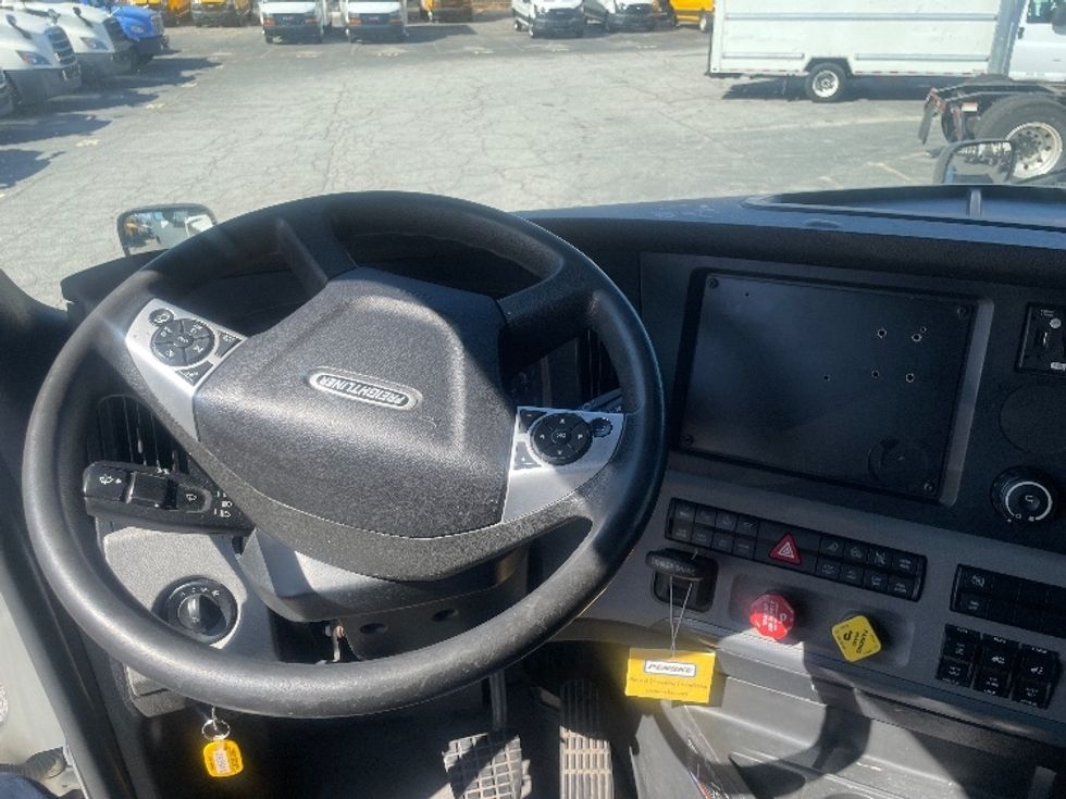 Sleeper Tractor-Heavy Duty Tractors-Freightliner-2022-T12664ST-Atlanta (Forest Park)-GA-583,997\n\t\tmiles-$ 62,750 - Image 10