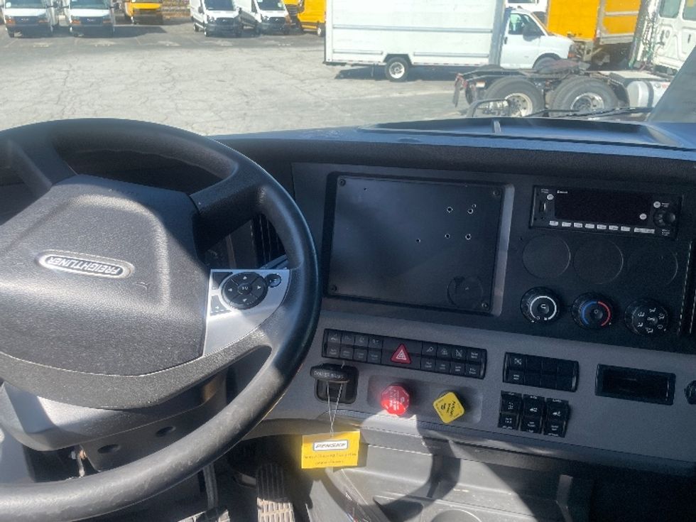 Sleeper Tractor-Heavy Duty Tractors-Freightliner-2022-T12664ST-Atlanta (Forest Park)-GA-583,997\n\t\tmiles-$ 62,750 - Image 11