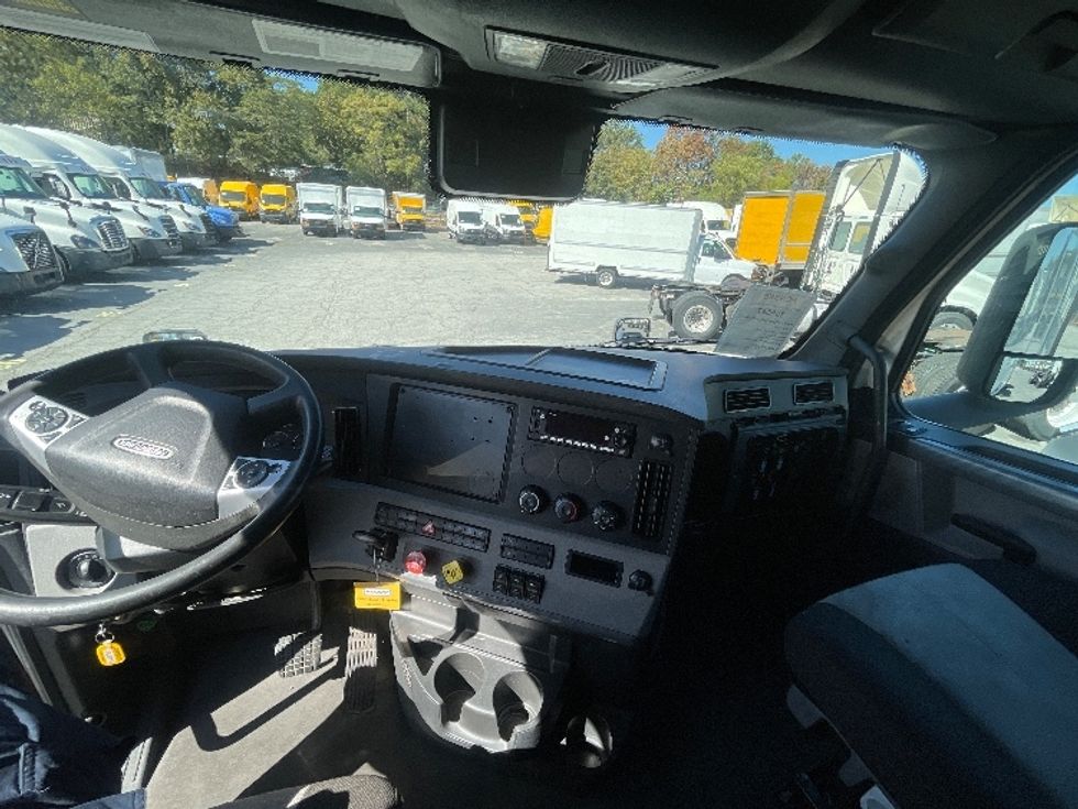 Sleeper Tractor-Heavy Duty Tractors-Freightliner-2022-T12664ST-Atlanta (Forest Park)-GA-583,997\n\t\tmiles-$ 62,750 - Image 12