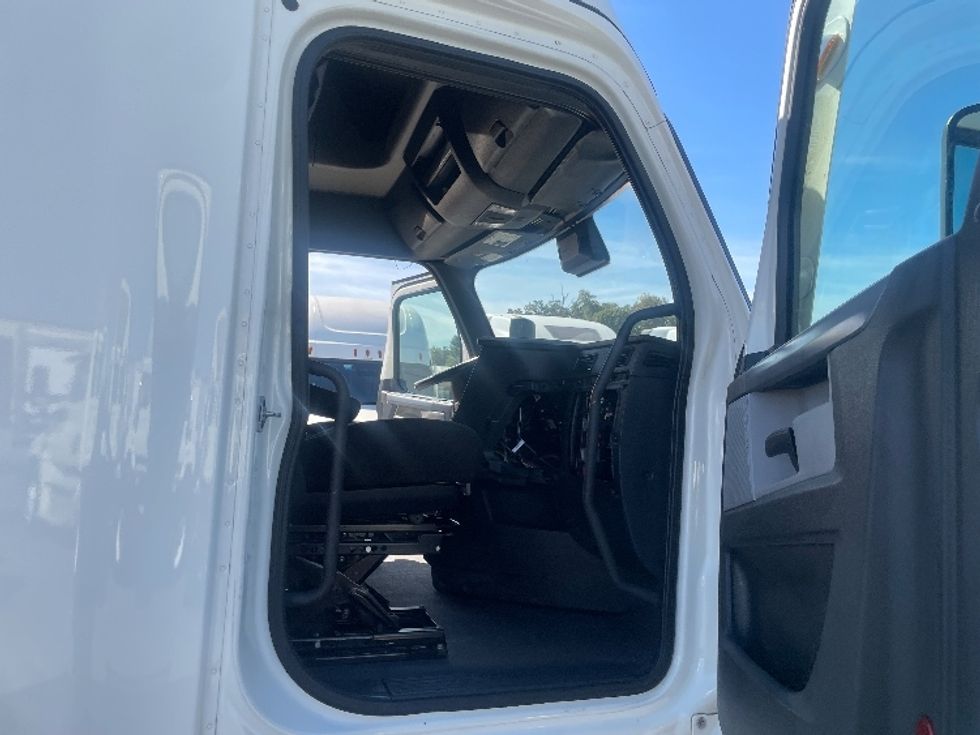 Sleeper Tractor-Heavy Duty Tractors-Freightliner-2022-T12664ST-Atlanta (Forest Park)-GA-583,997\n\t\tmiles-$ 62,750 - Image 13