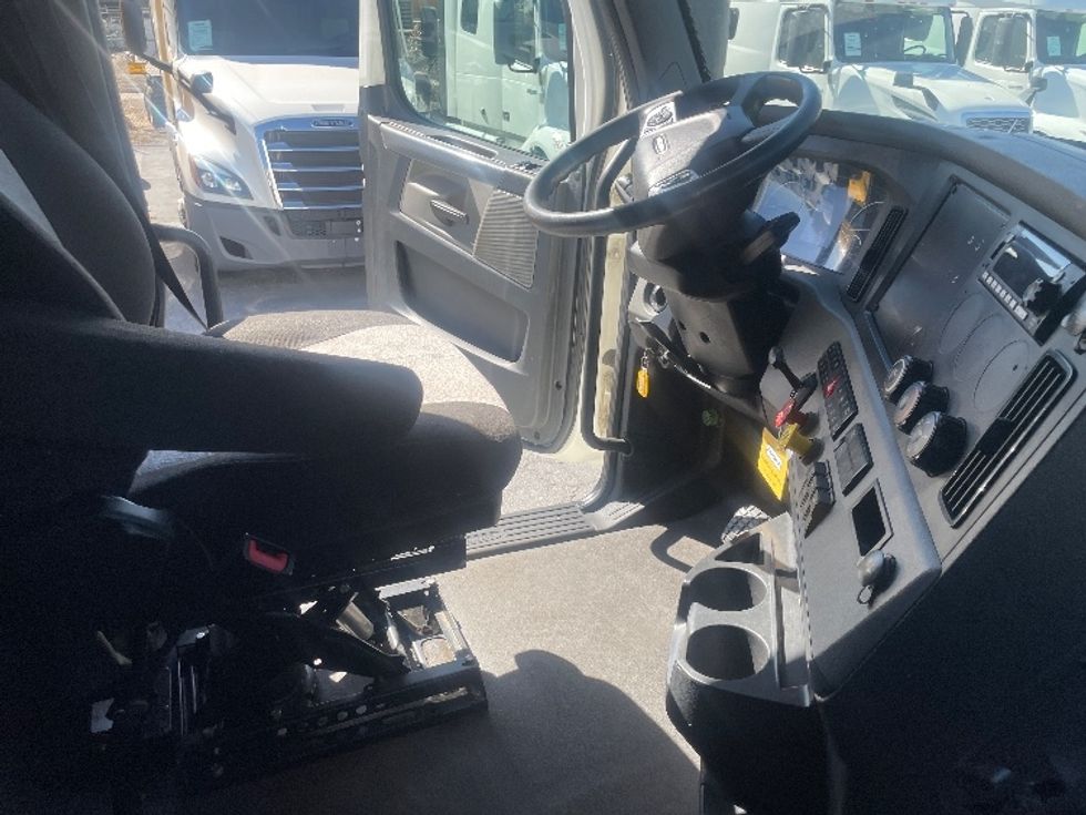 Sleeper Tractor-Heavy Duty Tractors-Freightliner-2022-T12664ST-Atlanta (Forest Park)-GA-583,997\n\t\tmiles-$ 62,750 - Image 14