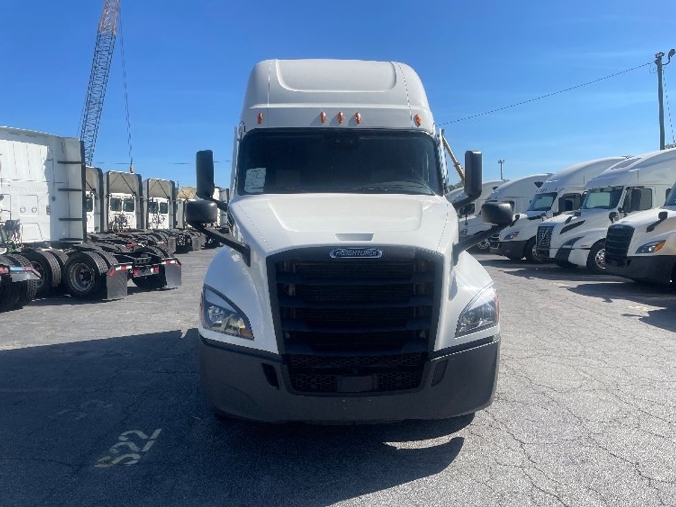 Sleeper Tractor-Heavy Duty Tractors-Freightliner-2022-T12664ST-Atlanta (Forest Park)-GA-583,997\n\t\tmiles-$ 62,750 - Image 2