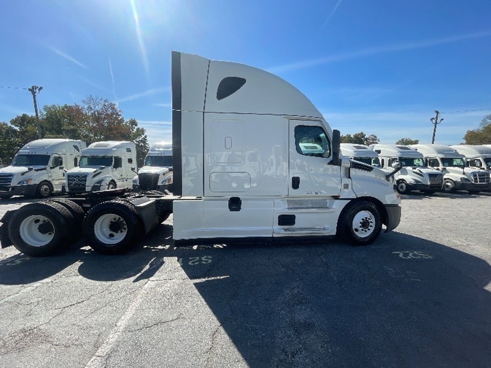 Sleeper Tractor-Heavy Duty Tractors-Freightliner-2022-T12664ST-Atlanta (Forest Park)-GA-583,997\n\t\tmiles-$ 62,750 - Image 3