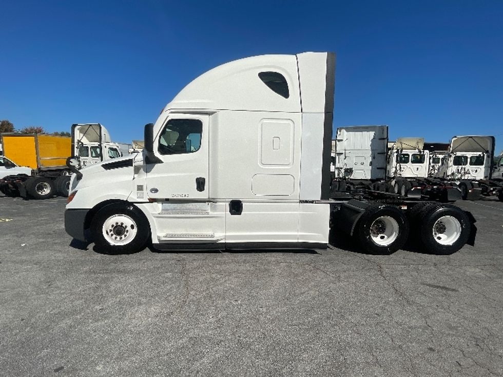 Sleeper Tractor-Heavy Duty Tractors-Freightliner-2022-T12664ST-Atlanta (Forest Park)-GA-583,997\n\t\tmiles-$ 62,750 - Image 4