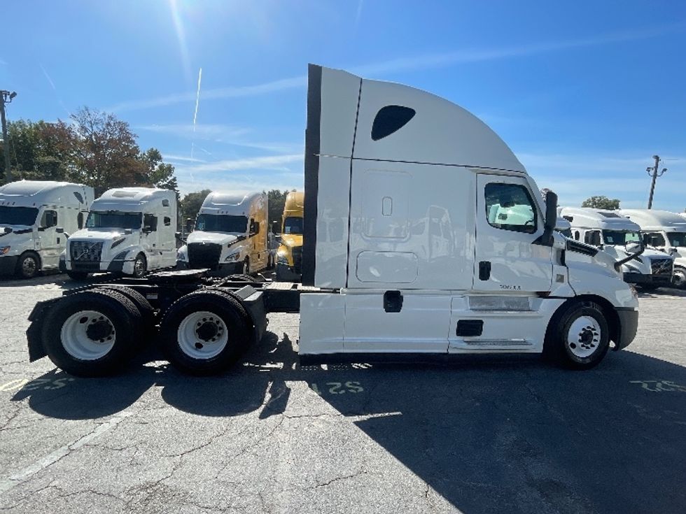 Sleeper Tractor-Heavy Duty Tractors-Freightliner-2022-T12664ST-Atlanta (Forest Park)-GA-583,997\n\t\tmiles-$ 62,750 - Image 8