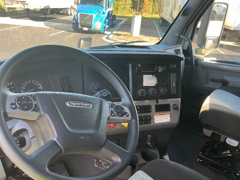 Sleeper Tractor-Heavy Duty Tractors-Freightliner-2022-T12664ST-Atlanta (Forest Park)-GA-598,850\n\t\tmiles-$ 61,250 - Image 10